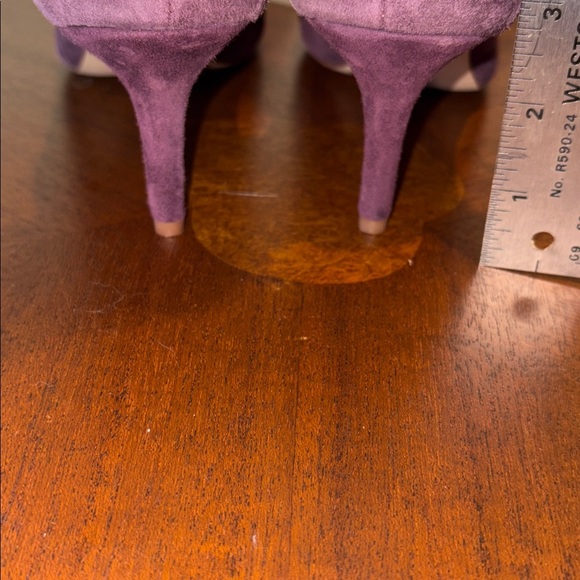 Enzo Angiolini pumps 2.5” heeled shoes suede purple plum Navy trim
Size 7.5 - Picture 6 of 11
